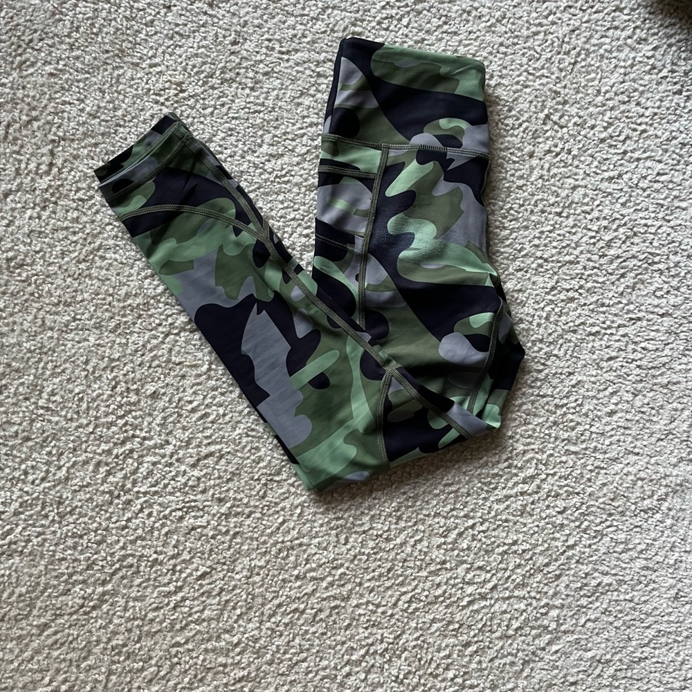 Zyia camo light and tight leggings (with pockets!)
